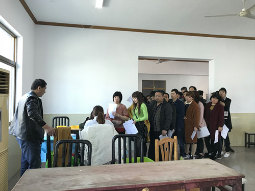 公司員工排隊體檢3