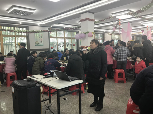 宴會(huì )中員工們獻歌2