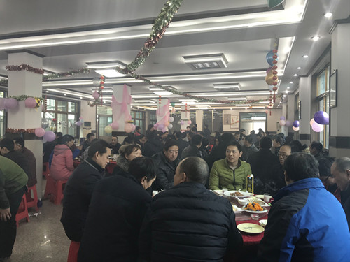 全體員工在公司餐廳歡聚一堂共進(jìn)午餐3