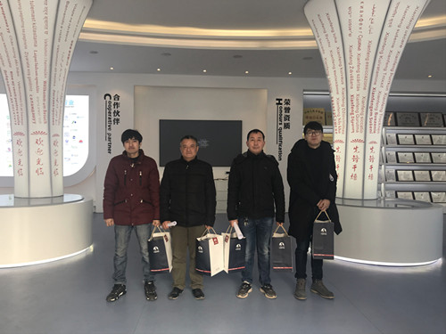 董事長(cháng)謝洪清、總經(jīng)理查協(xié)芳給全體員工發(fā)放禮品5