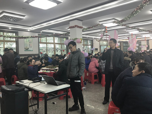 宴會(huì )中員工們獻歌1
