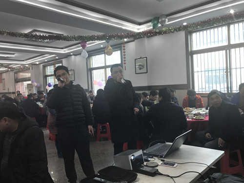 宴會(huì )中員工們獻歌4