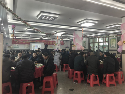 全體員工在公司餐廳歡聚一堂共進(jìn)午餐1