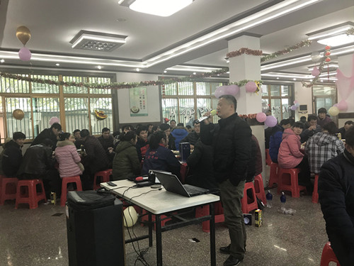 宴會(huì )中員工們獻歌3