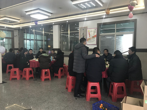 全體員工在公司餐廳歡聚一堂共進(jìn)午餐2