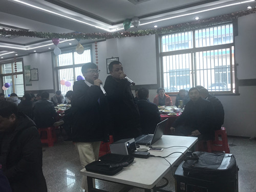 宴會(huì )中員工們獻歌5
